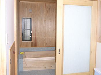 新築 大阪府　お風呂の浴槽はなんと檜。あえて在来工法で組み上げました。まるで旅館のようなお風呂ですね。こちらも誰もが憧れるポイントです。檜のお風呂で毎日リラックスしていただける、癒しの空間が完成しました。