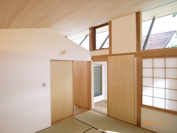 新築 大阪府　暖かな雰囲気の和室です。扉の向こうはウッドデッキへとつながっています。