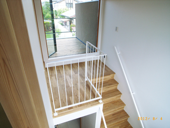 新築 大阪府　二階のベランダへと続く階段です。全面的に吉野の杉を使用しています。